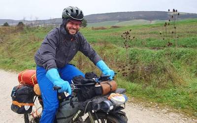 «Bentajak bakarrik ikusten dizkiot bidaia bizikletan egiteari»