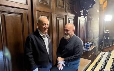 Organoaren doinuak txistuarenarekin bat egin dute parrokian