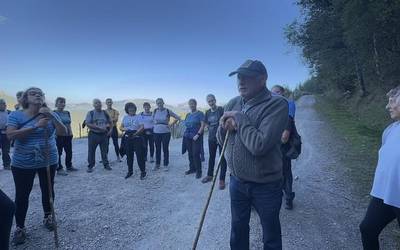 40 bat lagunek egin dute Bolibar inguruko iturrien ibilbidea Xixilio Agirianoren eskutik
