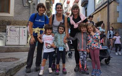 Adin guztietako mendizaleek parte hartu dute Txarlazo Mendi Taldearen martxan