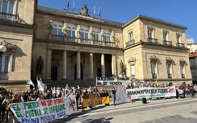 Instituzioak "negozio pribatuen zerbitzura" daudela dio Araba Bizirikek