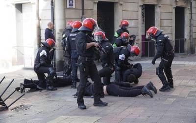 Aske utzi dituzte atzoko protestan atxilotutako hemeretzi pertsonak