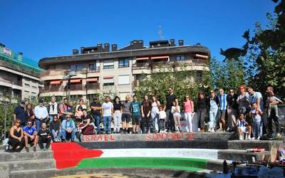 Palestinaren aldeko murala margotu dute Amaia plazako anfiteatroan