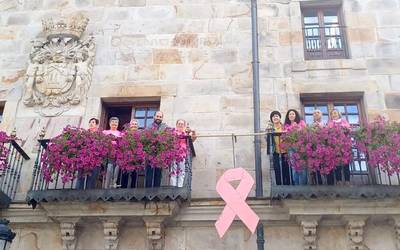 Bularreko minbiziaren aurkako larrosa arrosa jarri dute aurten ere Bergarako udaletxean