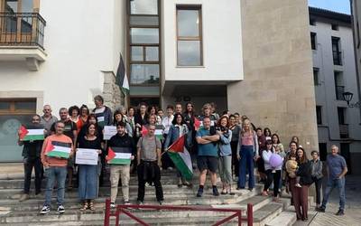 Gazako sarraskia salatzeko lanuzteak egin dituzte herrian