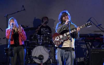 Akelarre taldearen abestiak Elosuko plaza girotzeko