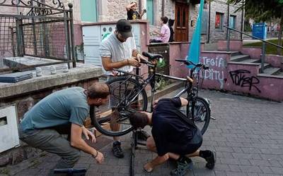 Txirrindulariek errepidean autoekin izaten dituzten istripuak murrizteko «neurriak hartu behar dira»