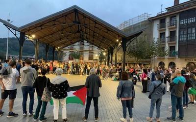 Palestinaren aurkako genozidioa salatu dute Herriko Plazatik