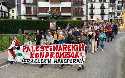 [ARGAZKIAK] Ehunka lagun atera dira karrikara Palestinari elkartasuna adieraztera