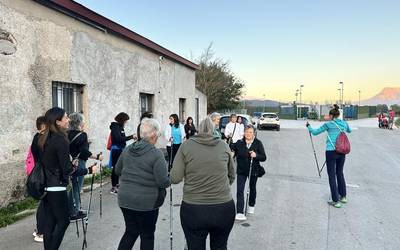 Emakumezko altsasuarrak ibilketa nordikoan trebatzen