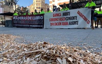 Eusko Jaurlaritzak aurreratu du Maderas de Llodioko grebalariekin egin behar duen bilera, mobilizazioen ondorioz