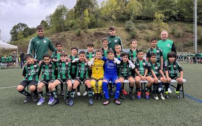 Futbol partida ugari Ezoziko futbol zelaian, tartean, futbol eskolakoen estreinaldia