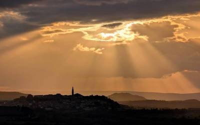 Gaurkoz eguzkitsu, baina asteburuan hodeitzeko joeran