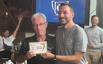 Disko Golfa bultzatzen egin duen lana eskertzeko sari berezia eman diote Mikel Ibarrola doneztebarrari