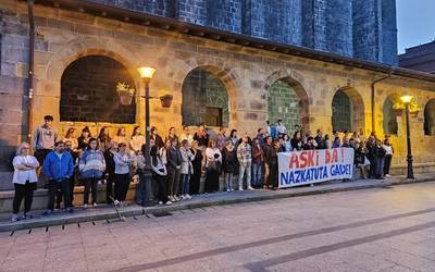Zarautzen izandako hilketa matxista salatzeko elkarretaratzea egin dute Aian