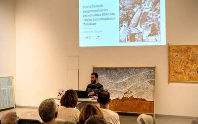 'Hari gorritik tiraka' liburuxka aurkeztu du Aitor Tenak Oxford aretoan