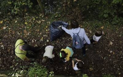 130 lagun inguru aritu dira Arrasaten ibaiak garbitzen