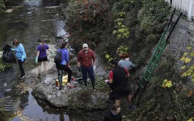 Aretxabaletarrek ere erantzun diote errekak garbitzeko deiari