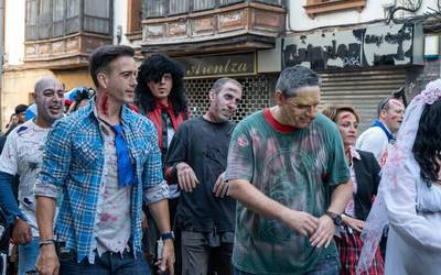 [ARGAZKI GALERIA]: Mozorrorik zoroenekin jantzi dira Durangoko kaleak