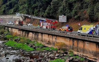 Gizon bat ibaitik atera dute larrialdi zerbitzuek; esan duenez, atzo gauean ibaira bota zuten