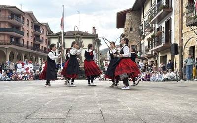 Askotariko dantza taldeak elkartu dira Antzuolan