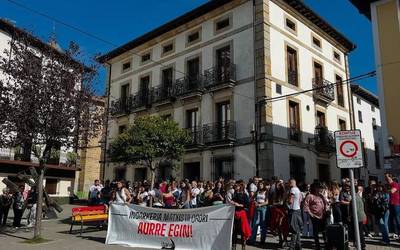 Itaiak emakumezko zarauztarraren erailketa salatu du