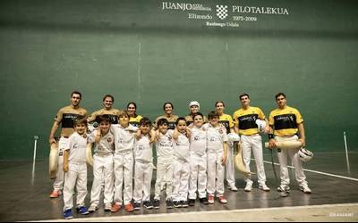 Jendetza polita bildu zen larunbatean Juanjo Atxa Mindegia pilotalekuan Baztan Jai Alai Open Series 2025 jaialdiko partidak ikusteko