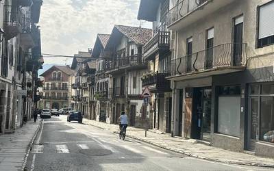 Gaur goizean hasi dituzte Berako Altzate karrika moldatzeko lanak