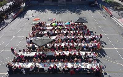 Bazkari-topaketa egin dute Luis Ezeizako ikasle eta irakasle ohiek