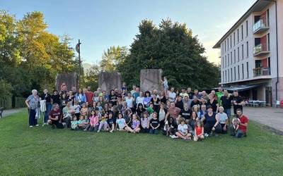 Eguraldi eguzkitsuaren laguntzaz, Baztanberri auzoko zikiro jatea egin dute lehenbizikoz