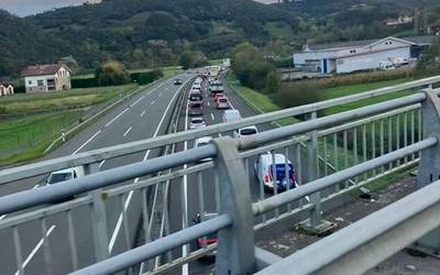 Kamioi baten matxurak auto ilara luzeak eragin ditu AP-8an