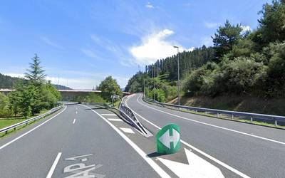 Bi kilometrorainoko auto pilaketak izan dira