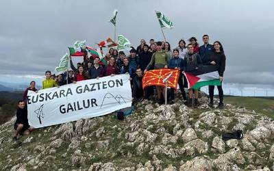 Euskararen aldeko mendi martxa egin dute mendialdeko herrietako hainbat gaztek