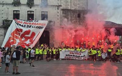 Langileak kaleratzen hasi dira Maderas de Llodion