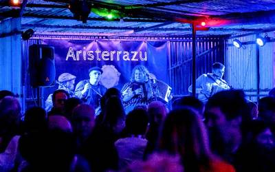 Trikiti doinurik ez da faltako igande honetan ere Aristerrazun