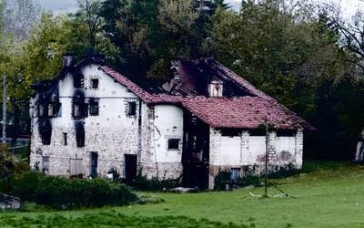 Kiskalita geratu da Santiago auzoan su hartutako baserria