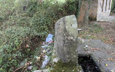 Altzarteko iturriaren atzealdea, zikinkeriaz beteta