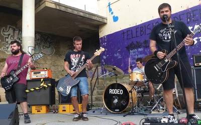 Wet Cactus eta Rodeo musika taldeak gaur, kartzela zaharrean