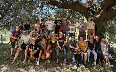 Folk Hotsak emanaldiak herri musika eta dantza uztartuko ditu domekan