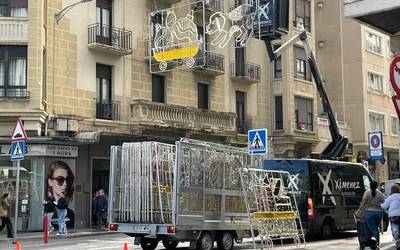 Hasi dira Eguberrietako argiak jartzen