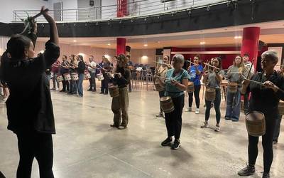 Dena prest Domingo Iturbe kaleko lehenengo jaiak ospatzeko