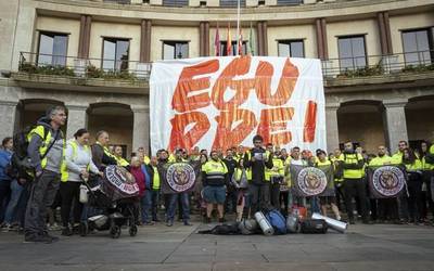 Langileekin biltzea eta Maderas de Llodioko kaleratzeei irtenbide bat ematea exijitu diote Aldundiari, itxialdiaren amaieran