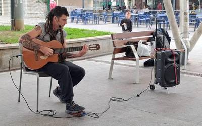 Jurgi Ibarretxek kontzertua eskaini zuen atzo, Bachué elkartearen jardunaldietan