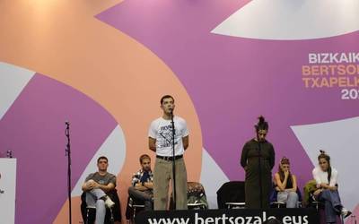 Aitor Bizkarrak irabazi du Bizkaiko Bertsolaritza Txapelketako lehenengo finalaurrekoa