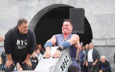 [ARGAZKIAK] Plaza bete jende Inaxio Perurenaren agurrean