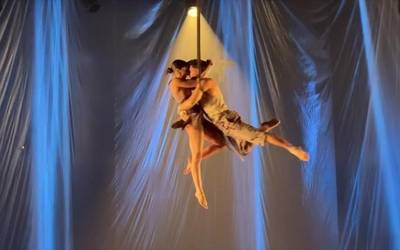 ZirKuSS konpainiaren dantza eta akrobazia ikuskizuna ikusleen gozagarri