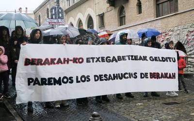 Berakahk hamar familia etxegabetu nahi dituela salatu dute