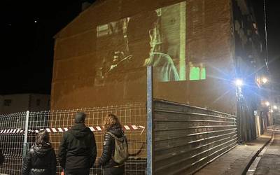 Eskertuta azaldu da Asier Altuna ZinemaOn-eko lagunek egin dioten opariarekin