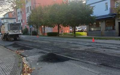 Hasi dituzte zazpi kale eta bide asfaltatzeko lanak Aretxabaletan