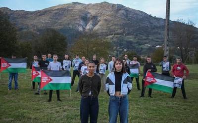 Hamalau eragilek eta ehunka norbanakok egin dute bat Palestinako erresistentziaren aldeko mendi erronkarekin